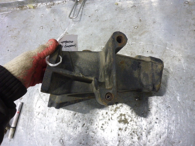 Кронштейн переднего бампера левый