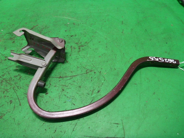 Петля крышки багажника