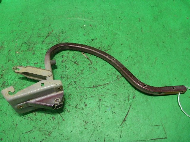 Петля крышки багажника