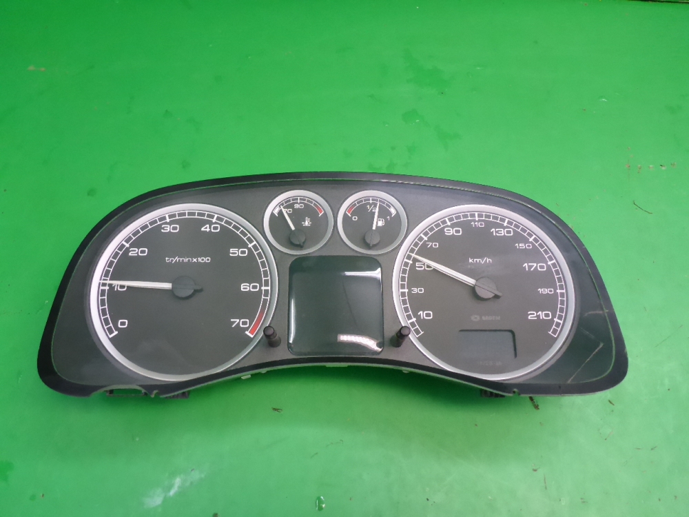 Панель приборов