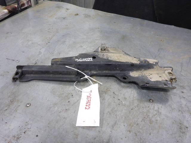 Кронштейн переднего бампера правый