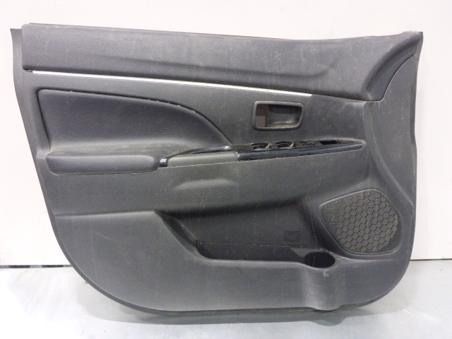Обшивка двери передней левой