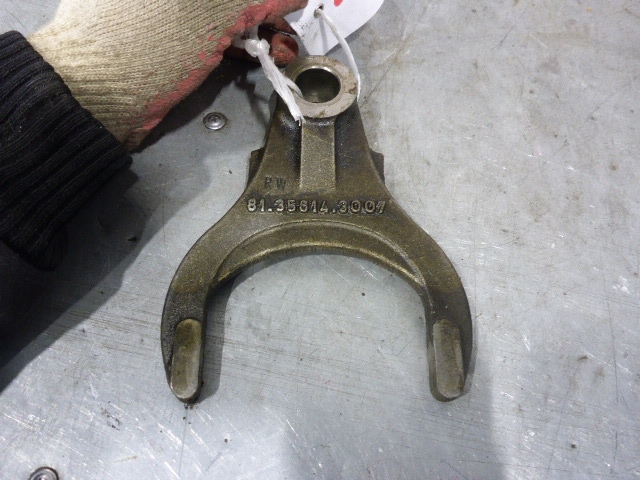 Вилка включения передачи