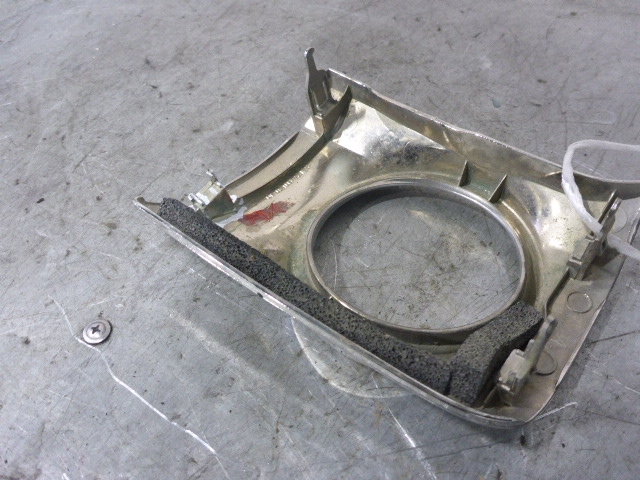 Рамка противотуманной фары правой