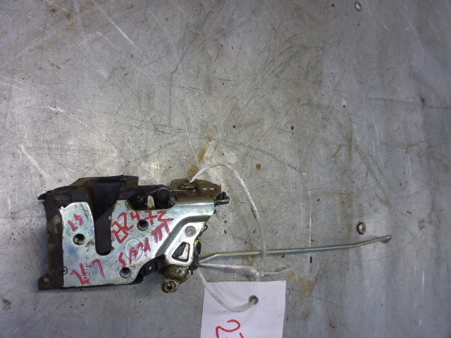 Замок двери передней левой