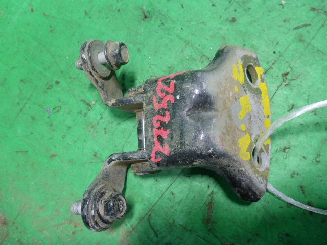 Петля двери задней правой нижняя