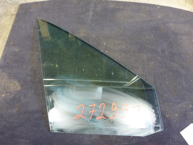 Стекло двери передней правой (форточка)