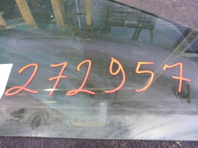 Стекло двери передней правой (форточка)