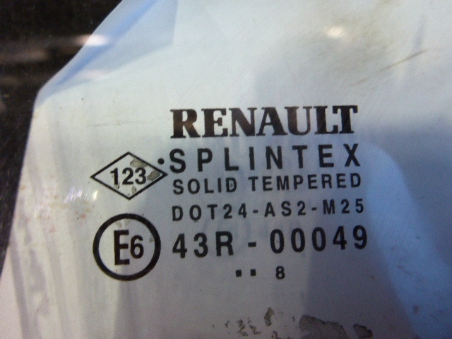 Стекло двери передней правой