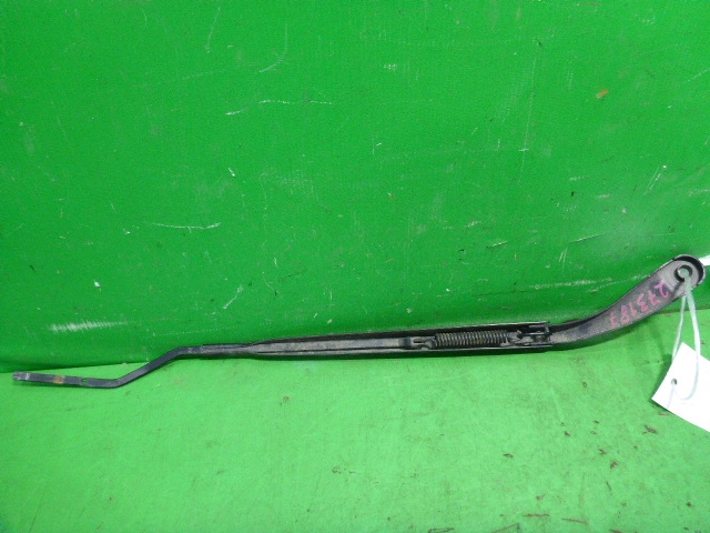 Поводок стеклоочистителя передний левый