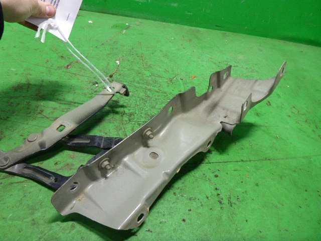 Петля капота правая