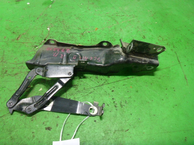 Петля капота правая