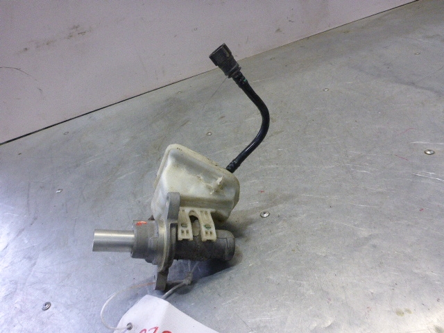 Цилиндр тормозной главный