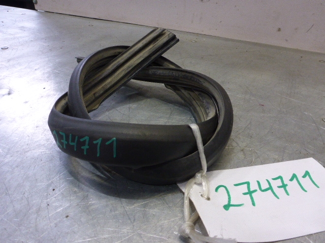 Уплотнитель капота