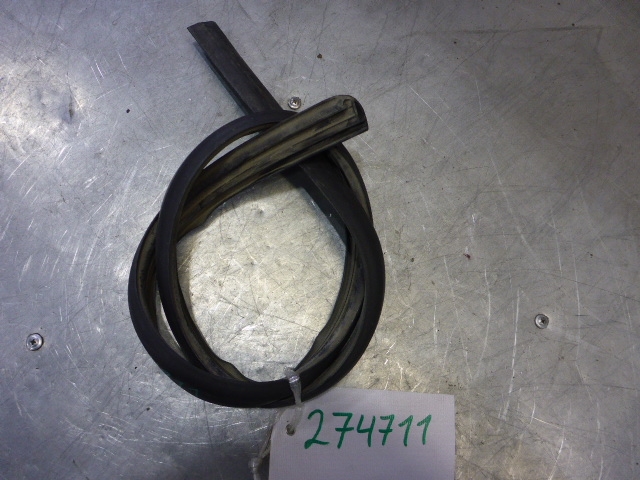 Уплотнитель капота