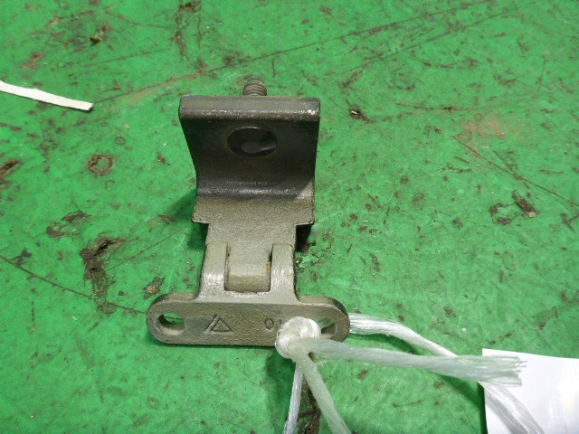 Петля двери багажника