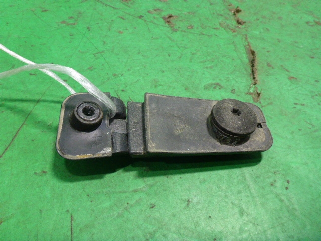 Петля двери багажника