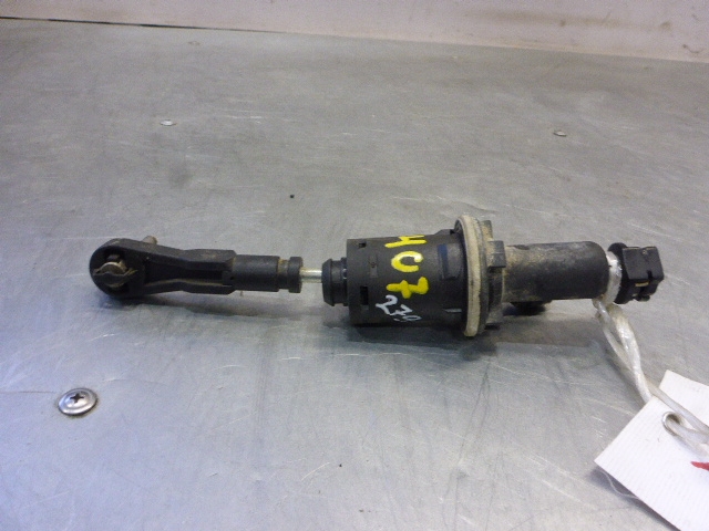 Цилиндр сцепления главный