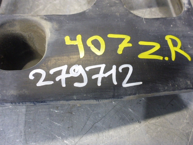 Кронштейн заднего бампера правый