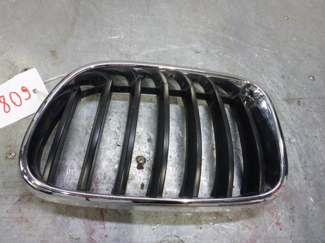 Решетка радиатора левая