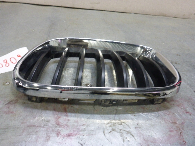 Решетка радиатора левая