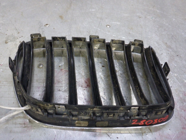 Решетка радиатора левая