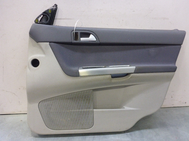 Обшивка двери передней правой