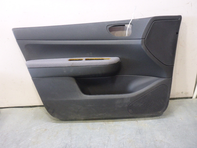 Обшивка двери передней левой