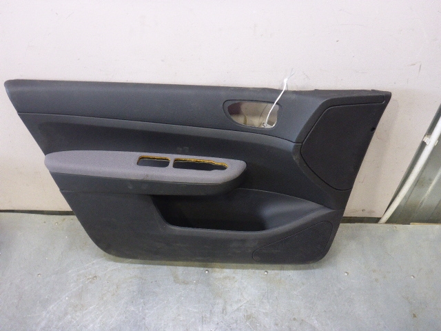 Обшивка двери передней левой
