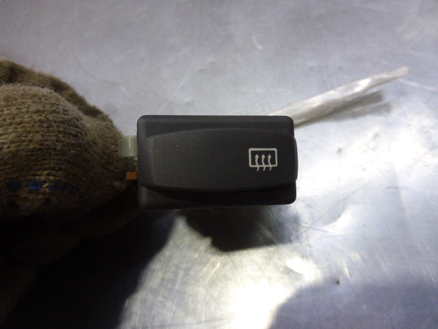 Кнопка обогрева заднего стекла