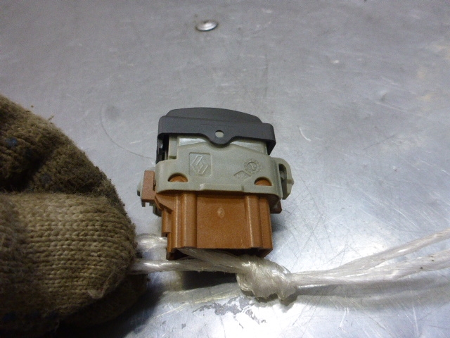 Кнопка обогрева заднего стекла