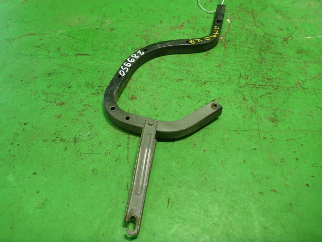 Петля крышки багажника