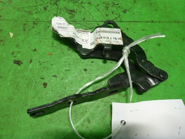 Петля капота правая