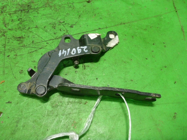 Петля капота правая