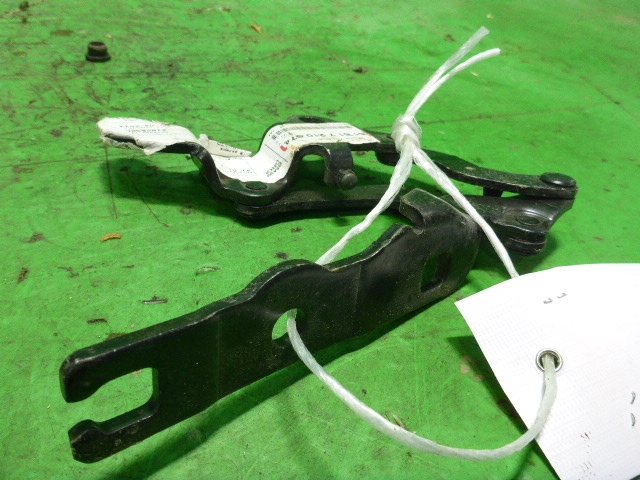 Петля капота правая