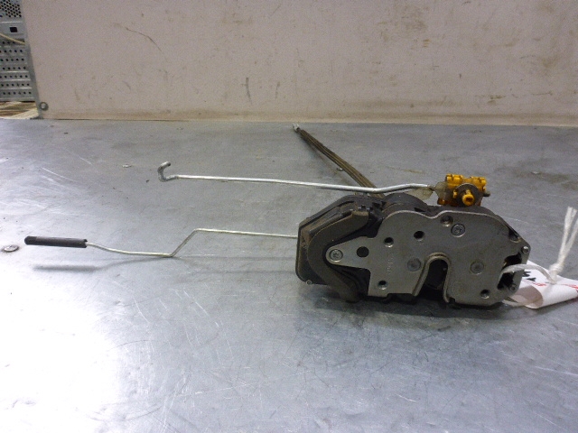 Замок двери передней правой