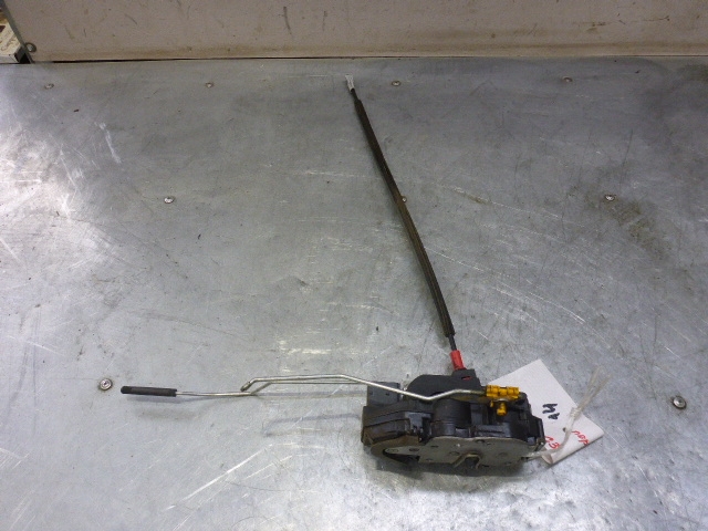 Замок двери передней правой