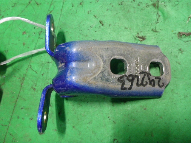 Петля двери передней правой верхняя