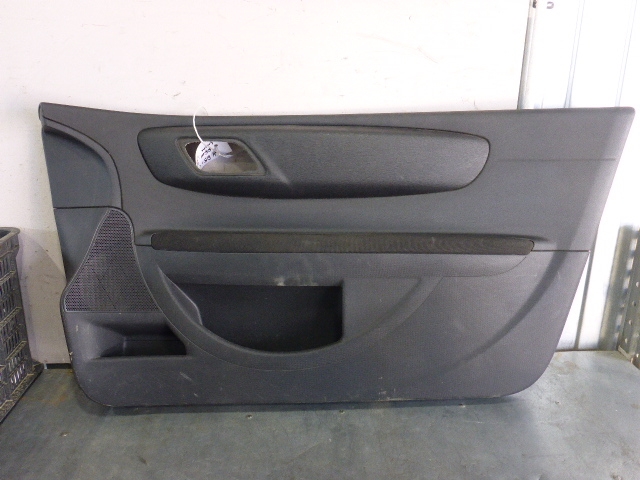 Обшивка двери передней правой