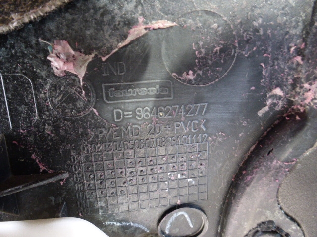 Обшивка двери передней правой