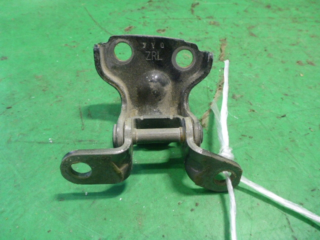 Петля двери задней левой верхняя