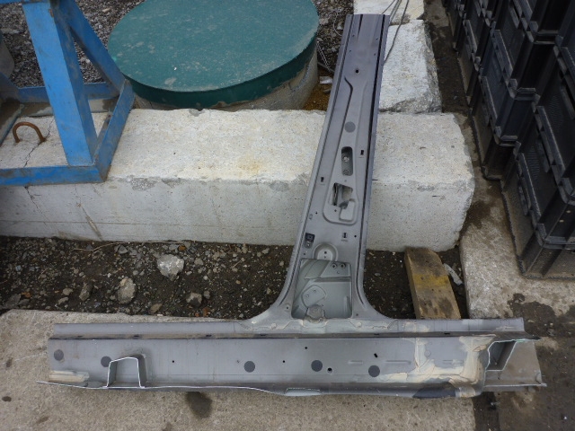 Порог со стойкой правый