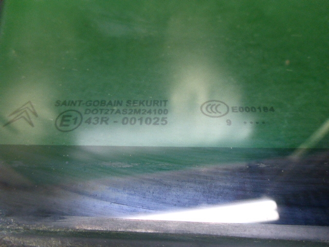Стекло двери передней правой (форточка)