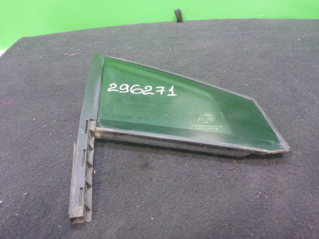 Стекло двери передней правой (форточка)