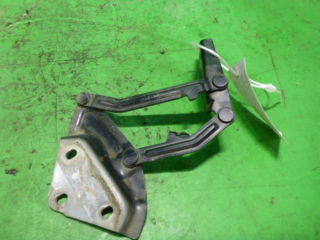 Петля капота левая