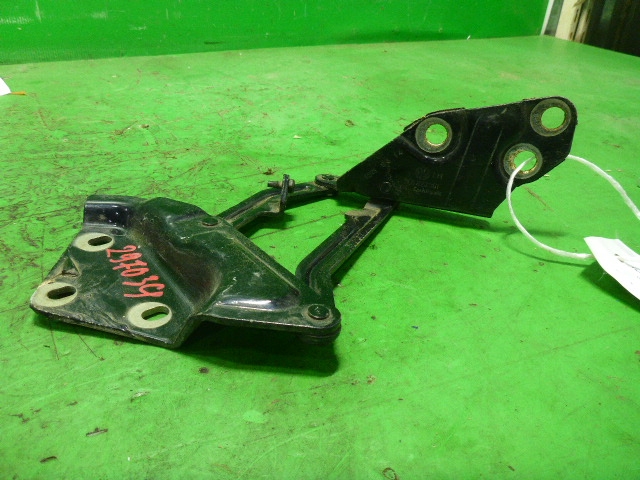 Петля капота левая