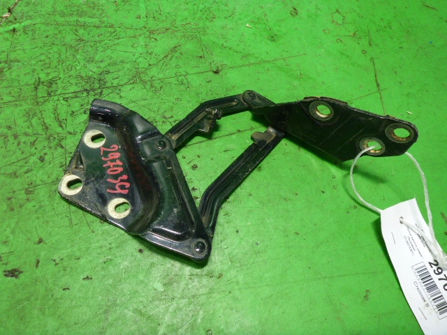 Петля капота левая