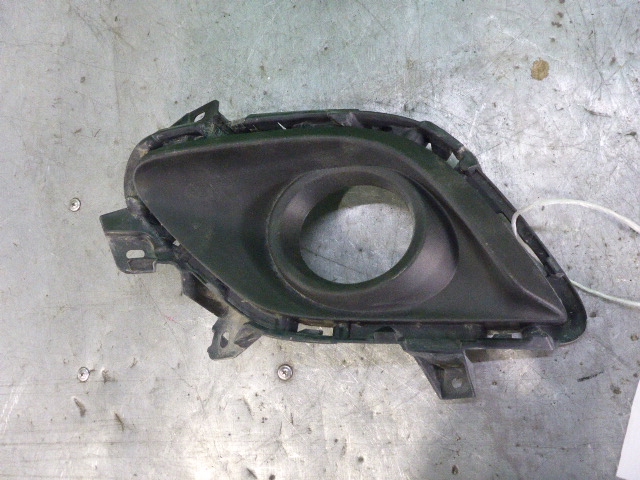 Рамка противотуманной фары левой