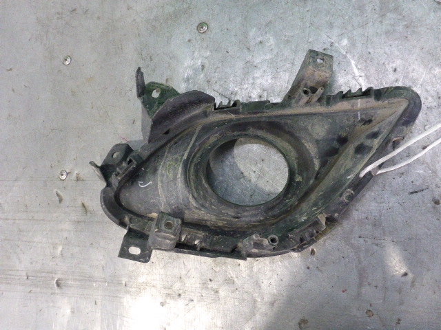 Рамка противотуманной фары левой