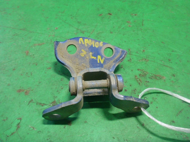 Петля двери задней левой нижняя